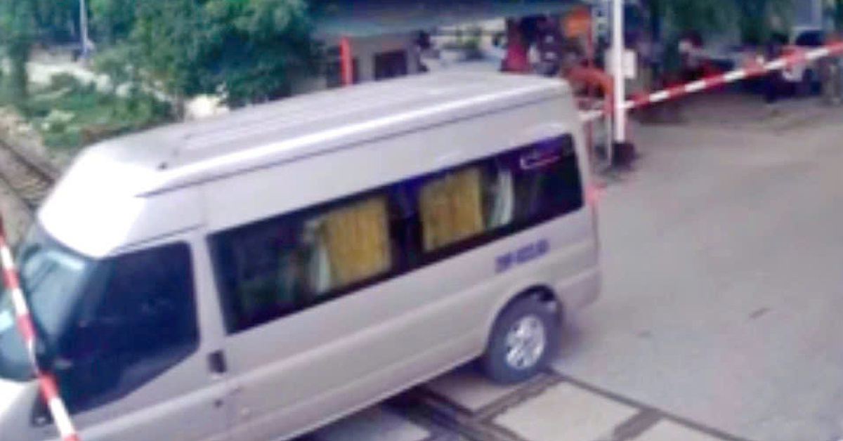 Cố vượt đường ngang gây hỏng barie, tài xế ô tô bị phạt 11 triệu đồng