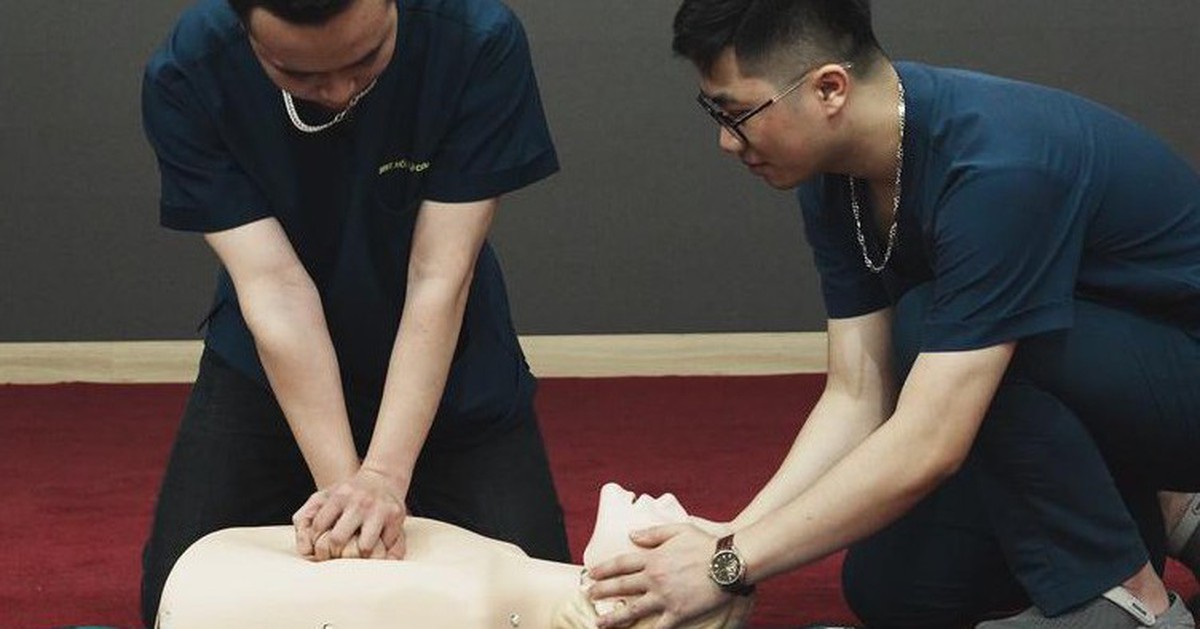 Bị điện giật ngừng tim dưới hồ cá koi, được hàng xóm cứu sống nhờ ép tim