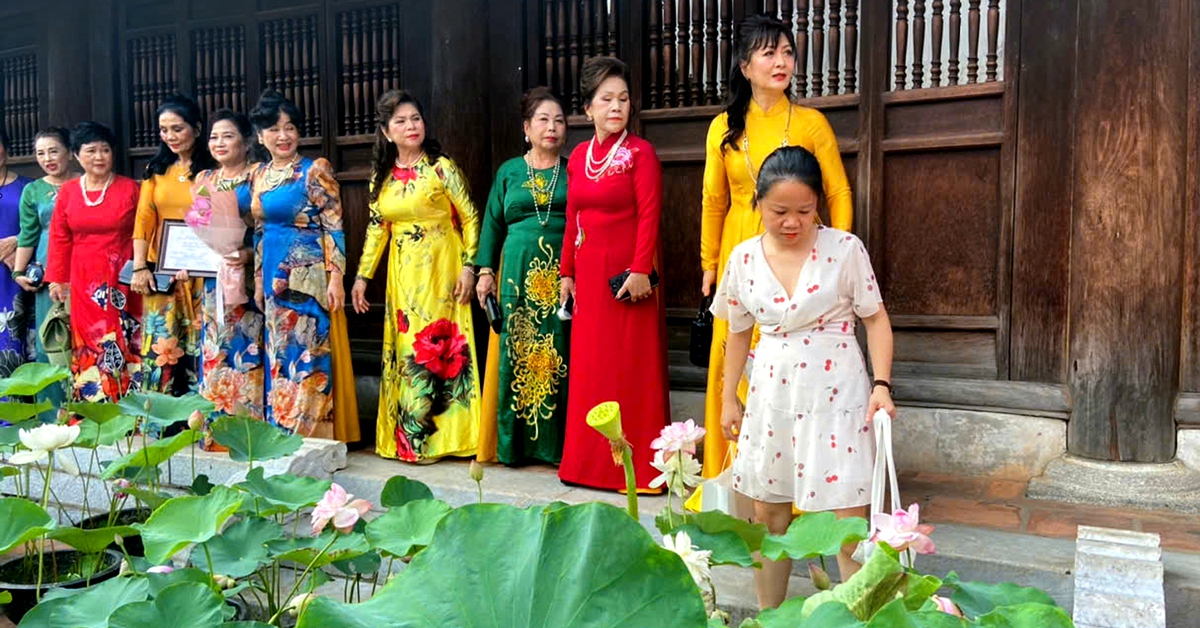 Mang cả hồ sen đến sân Văn Miếu Quốc Tử Giám