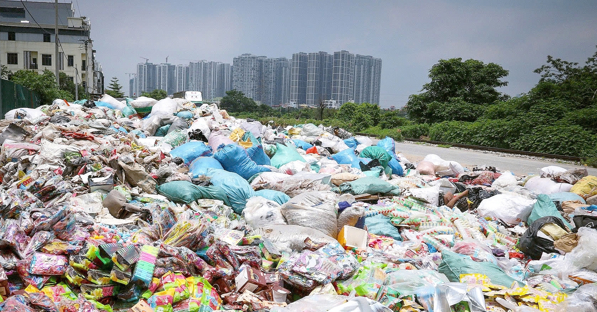 Giao công an truy nguồn gốc hàng tấn bánh kẹo có chữ Trung Quốc đổ chất đống tại La Phù