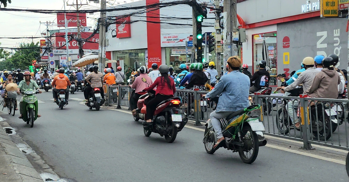 Dù có dải phân cách, xe máy, xe đạp vẫn nối chạy ngược chiều