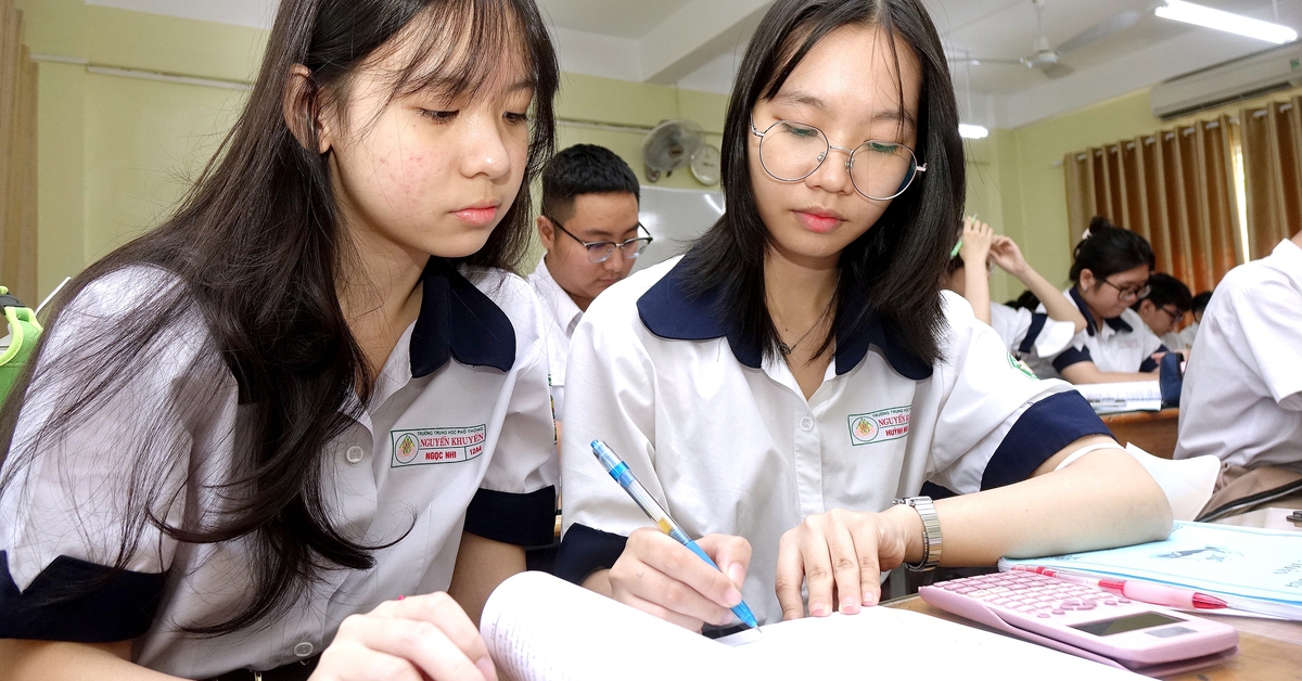 Cấm dạy thêm với học sinh chính khóa: Đồng ý với bộ trưởng, nhưng...