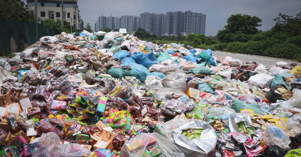 Giao công an truy nguồn gốc hàng tấn bánh kẹo có chữ Trung Quốc đổ chất đống tại La Phù