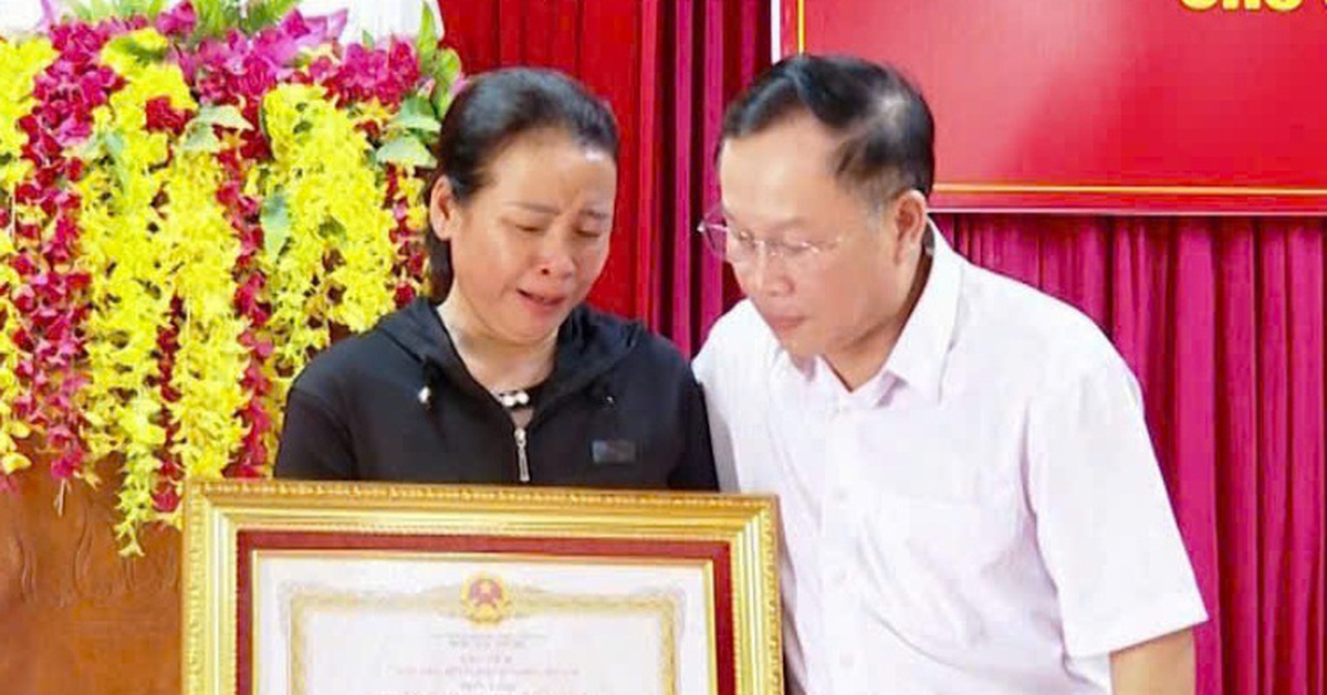 Trao Huân chương Dũng cảm cho người nông dân quên mình cứu người trong lũ