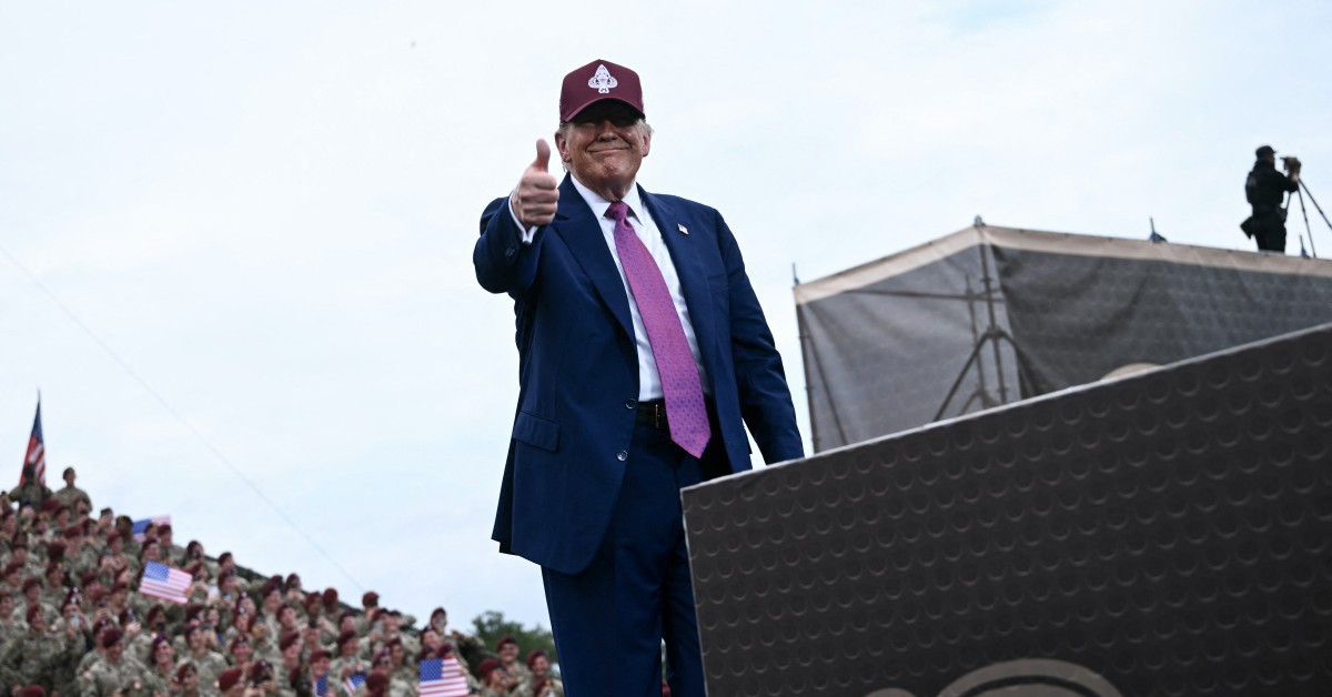 Ông Trump nhảy điệu 'đặc sản' trên sân khấu với các quân nhân
