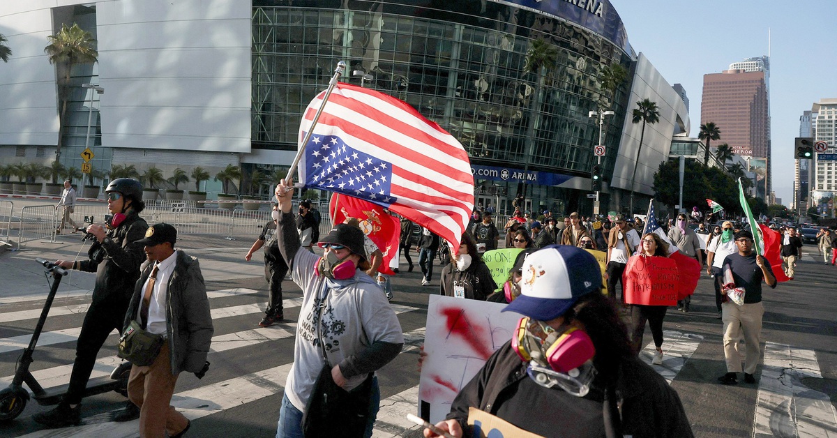 Ông Trump được gì từ những bất ổn tại Los Angeles?