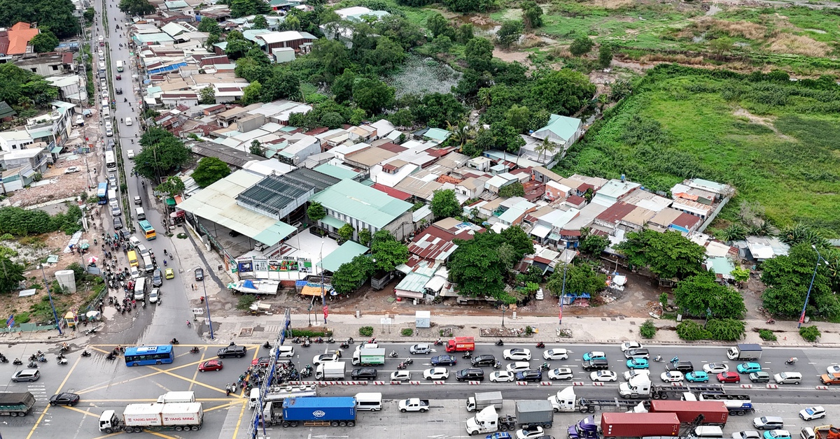 Toàn cảnh 22.000m² chưa giải tỏa, nhánh cầu vượt An Phú nằm im dù sát hạn về đích