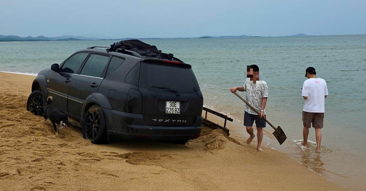 Thêm 1 xe hơi chạy rồi mắc cạn ở bãi biển Tuy Hòa, tài xế bị công an mời làm việc