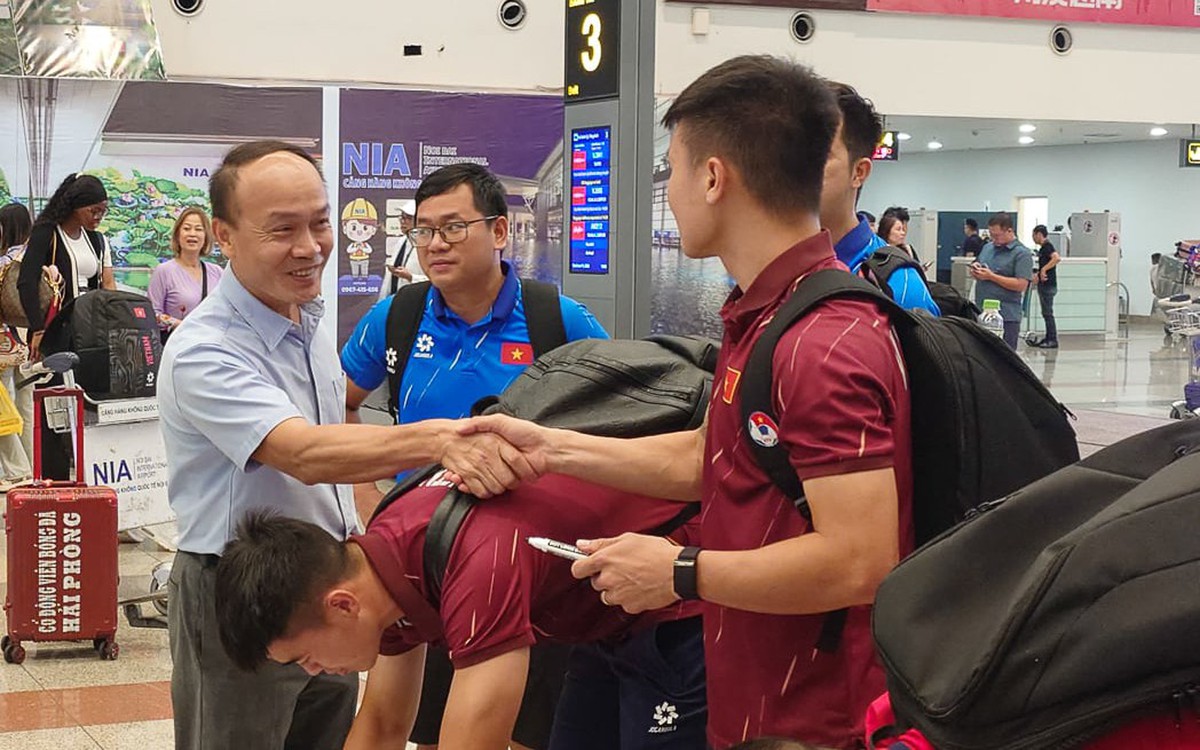 Tuyển Việt Nam được chào đón khi về nước sau trận thua đậm Malaysia