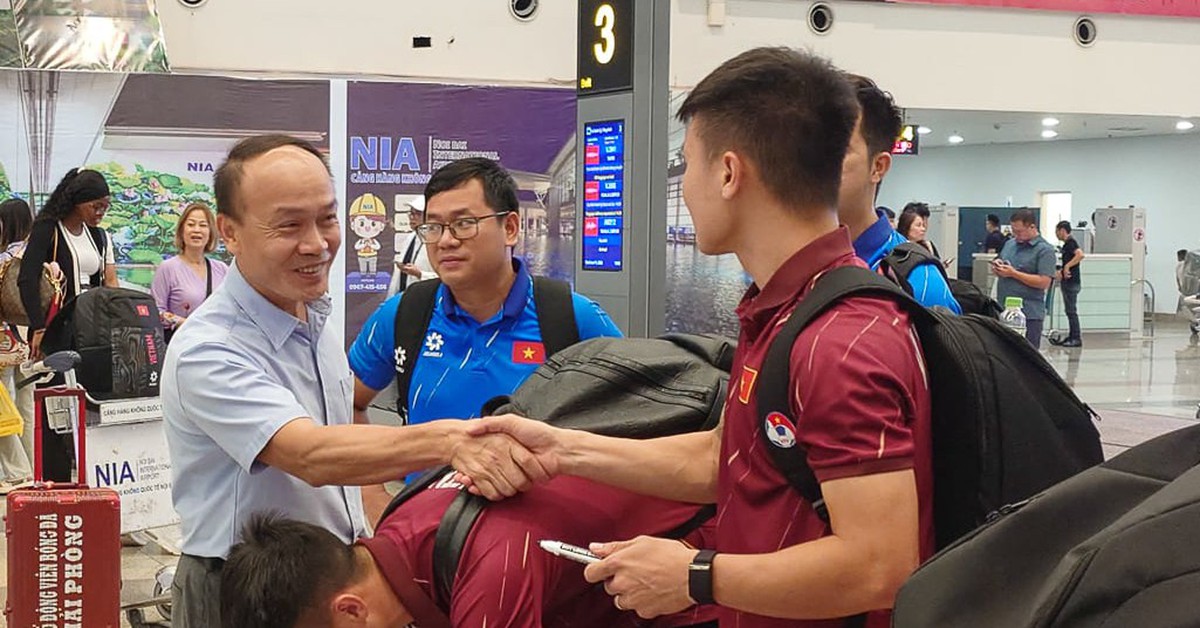 Tuyển Việt Nam được chào đón khi về nước sau trận thua đậm Malaysia