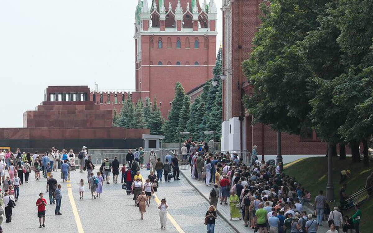 Người Nga xếp hàng viếng lăng Lenin trước khi lăng tạm đóng cửa tu sửa