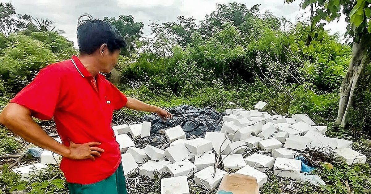 Cả ngàn phôi xà phòng bị đổ trộm ven đê sông ở Ninh Thuận