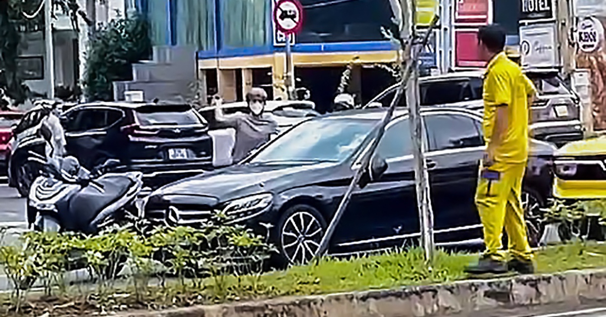Người đàn ông chặn, dùng đá đập ô tô Mercedes ở Thủ Đức