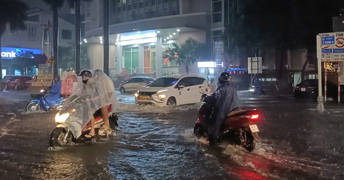 Mưa trắng trời do bão số 1, nhiều 'điểm nóng' ngập ở Đà Nẵng bị uy hiếp