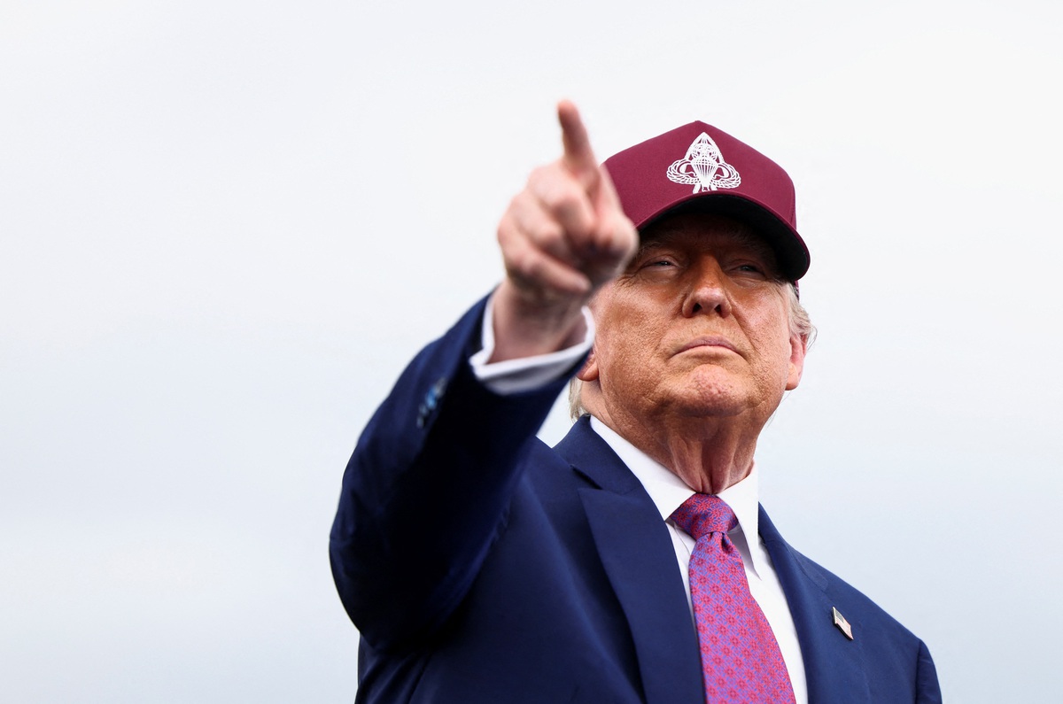 Làm rõ tin đồn Tổng thống Trump cấm người có thẻ xanh quay lại Mỹ