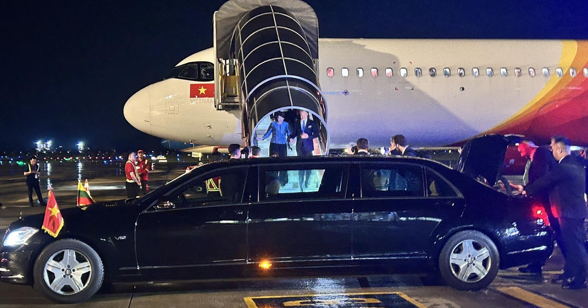 Tổng thống Litva đến Hà Nội trên chuyên cơ Vietjet