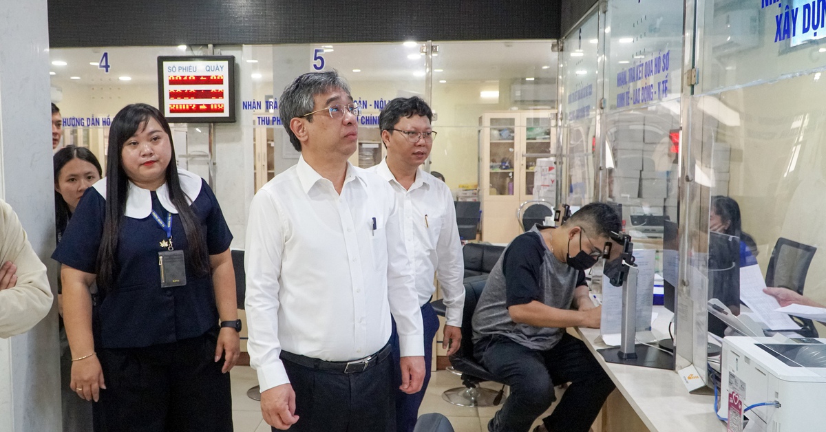 Ông Nguyễn Phước Lộc thị sát ba phường mới quận 10: Đảm bảo không để người dân 'chờ mạng'