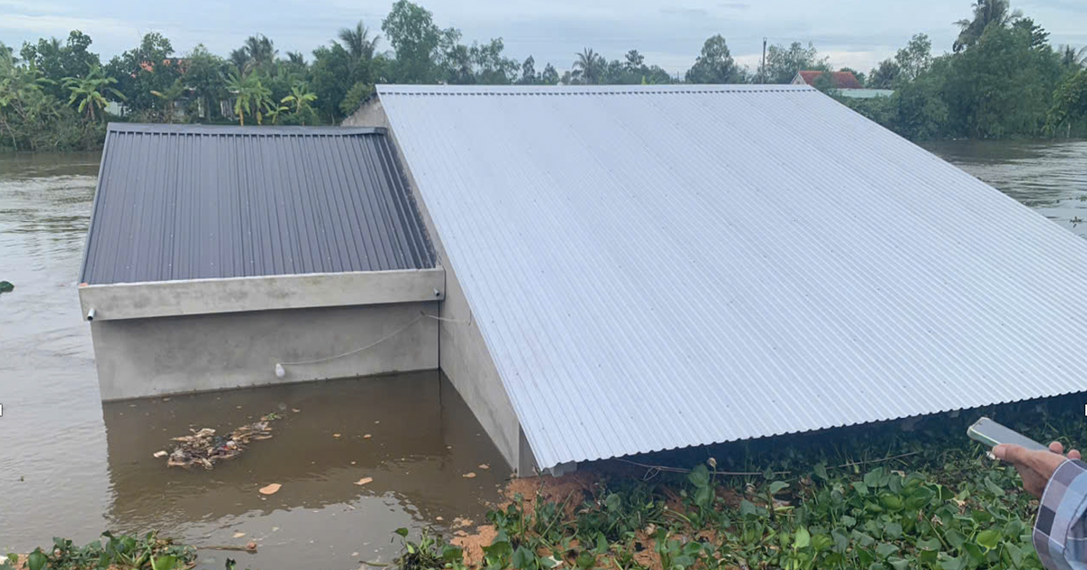 Nhà trọ, nhà kho mới xây một năm bị cuốn xuống kênh
