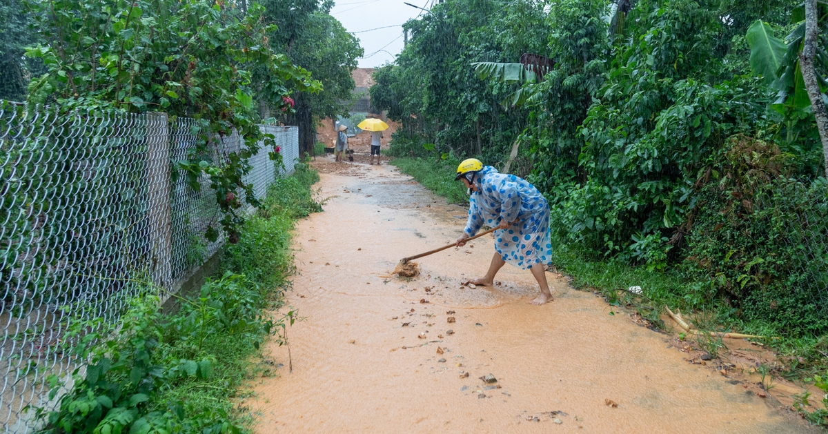 Bùn đất từ cao tốc Vạn Ninh - Cam Lộ theo nước mưa ập vào nhà dân
