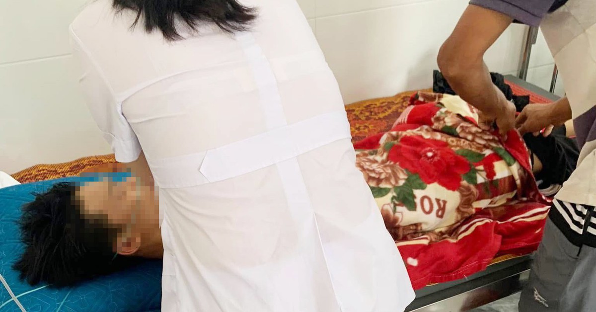 Gỡ diều mắc đường dây điện, 3 học sinh nhập viện