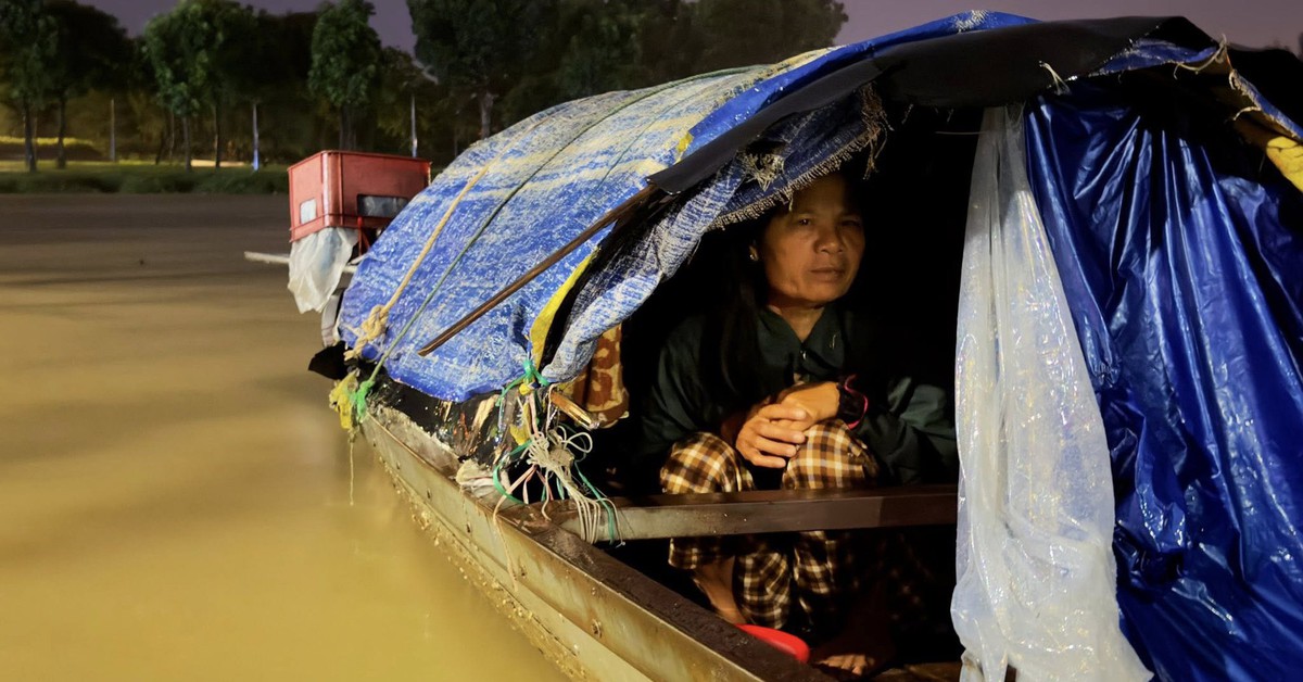 Khó tin nhưng có thật: Lũ giữa mùa hè ở Huế, 100 năm qua chưa thấy