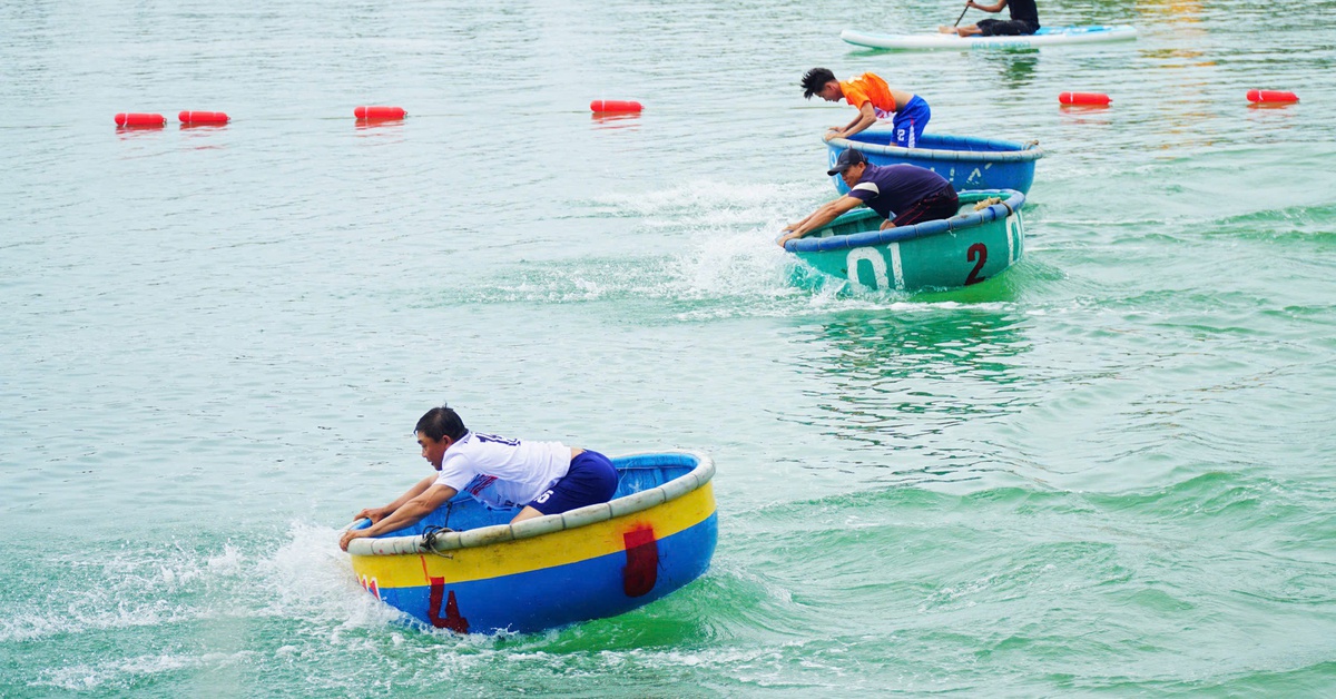 Hào hứng đua thuyền thúng trên biển Nha Trang