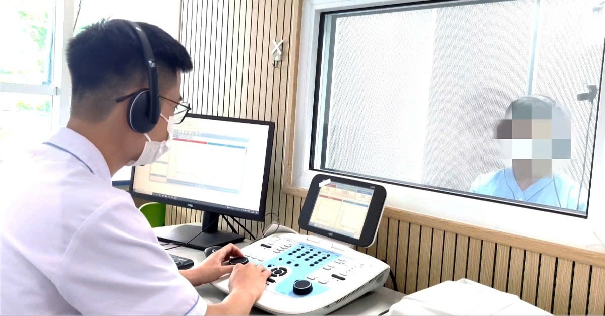 Nam thanh niên đột ngột bị điếc sau khi tắm khuya