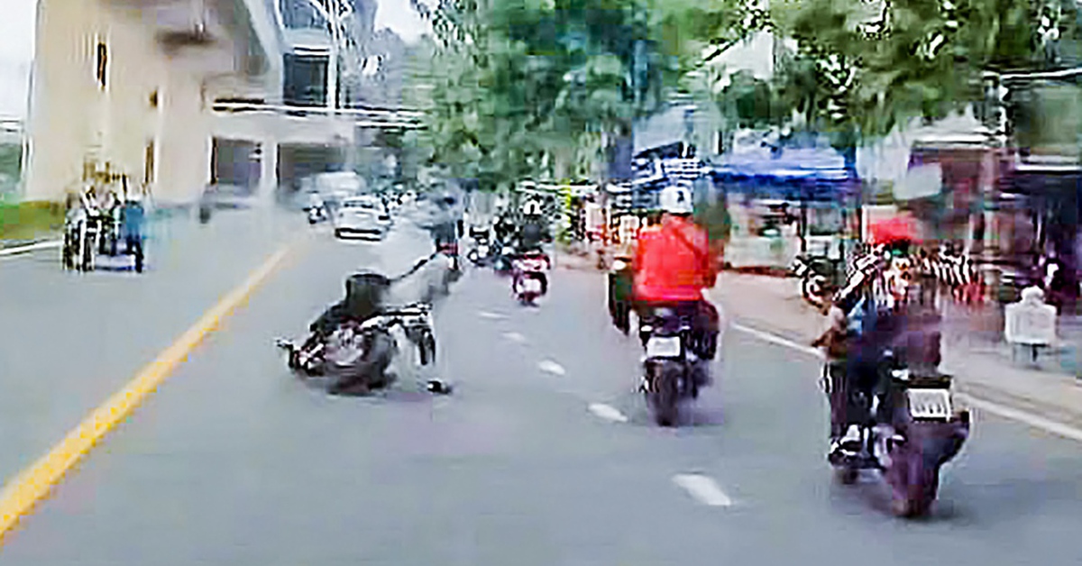 Xác minh clip nam thanh niên đi xe máy bị người khác đuổi theo, đạp ngã