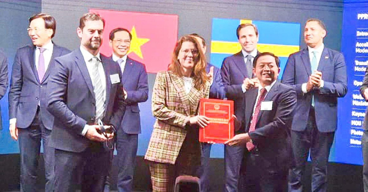 Bí thư Bình Định trao chứng nhận đầu tư dự án 1 tỉ USD cho nhà đầu tư Thụy Điển