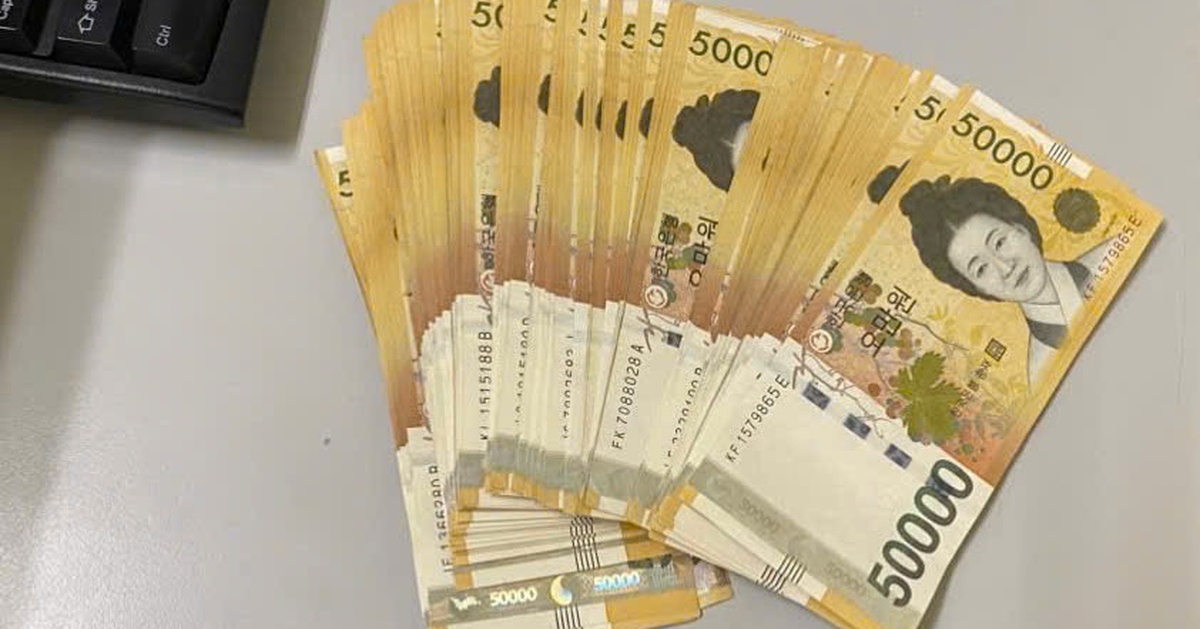 Thấy 5 triệu won bỏ quên, nữ nhân viên xe đẩy sân bay Nội Bài trả ngay cho khách Hàn Quốc