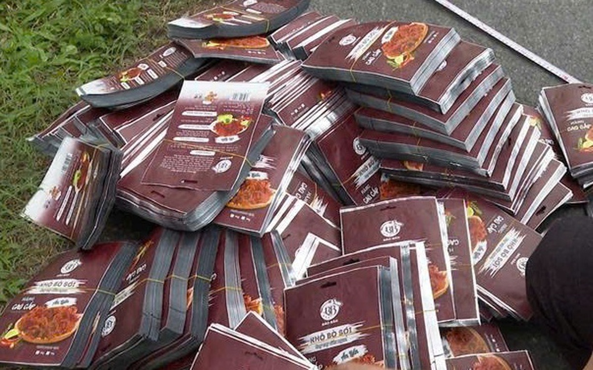 Khởi tố 2 bị can sản xuất, buôn bán hàng chục ngàn gói khô gà, khô bò, heo cháy tỏi giả