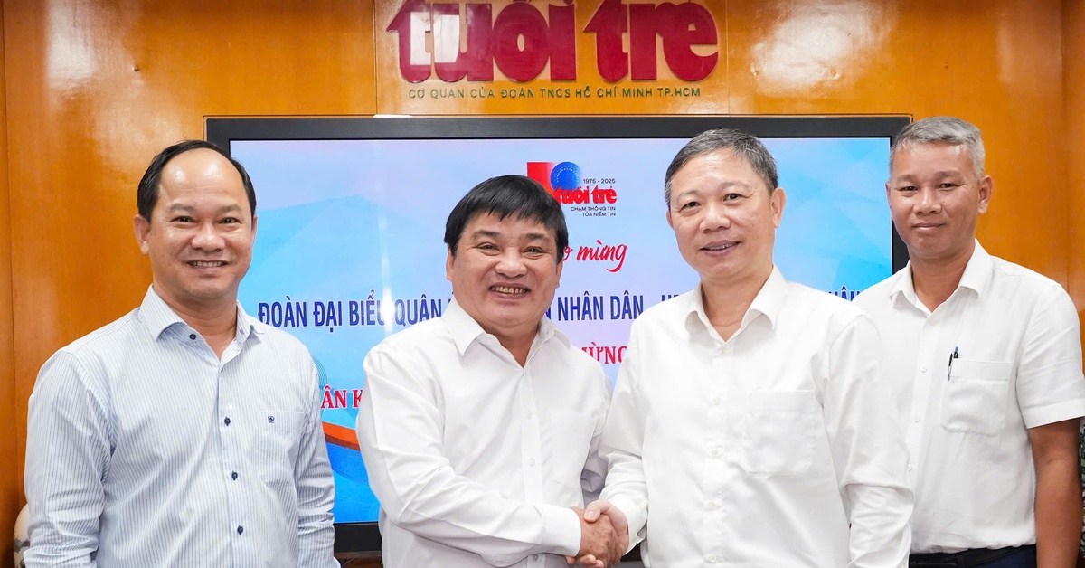 Bí thư, chủ tịch quận 1 thăm, chúc mừng báo Tuổi Trẻ