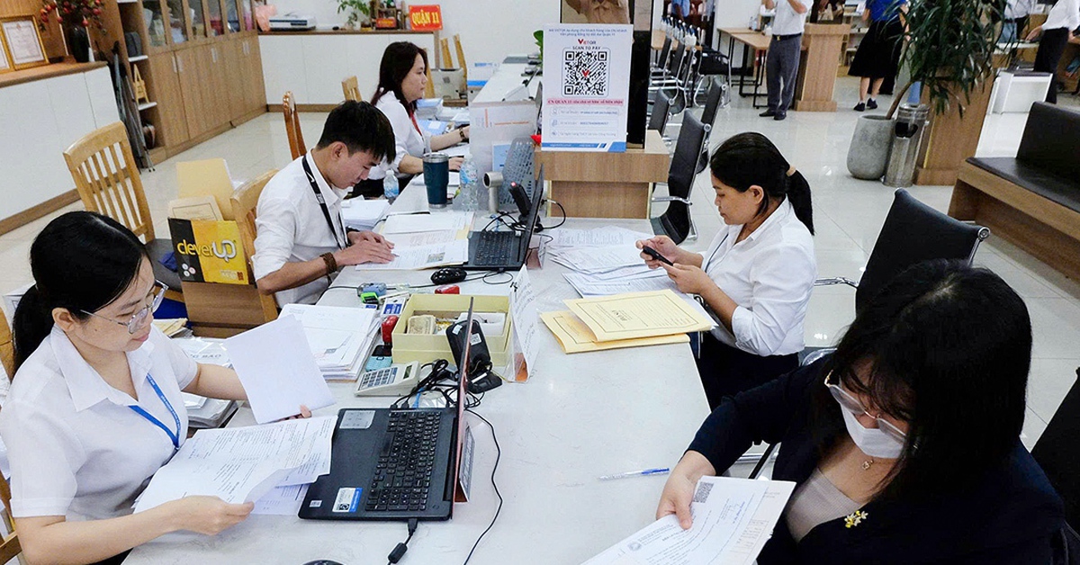 TP.HCM yêu cầu không để người dân đợi quá 20 phút khi nộp hồ sơ tại phường, xã mới
