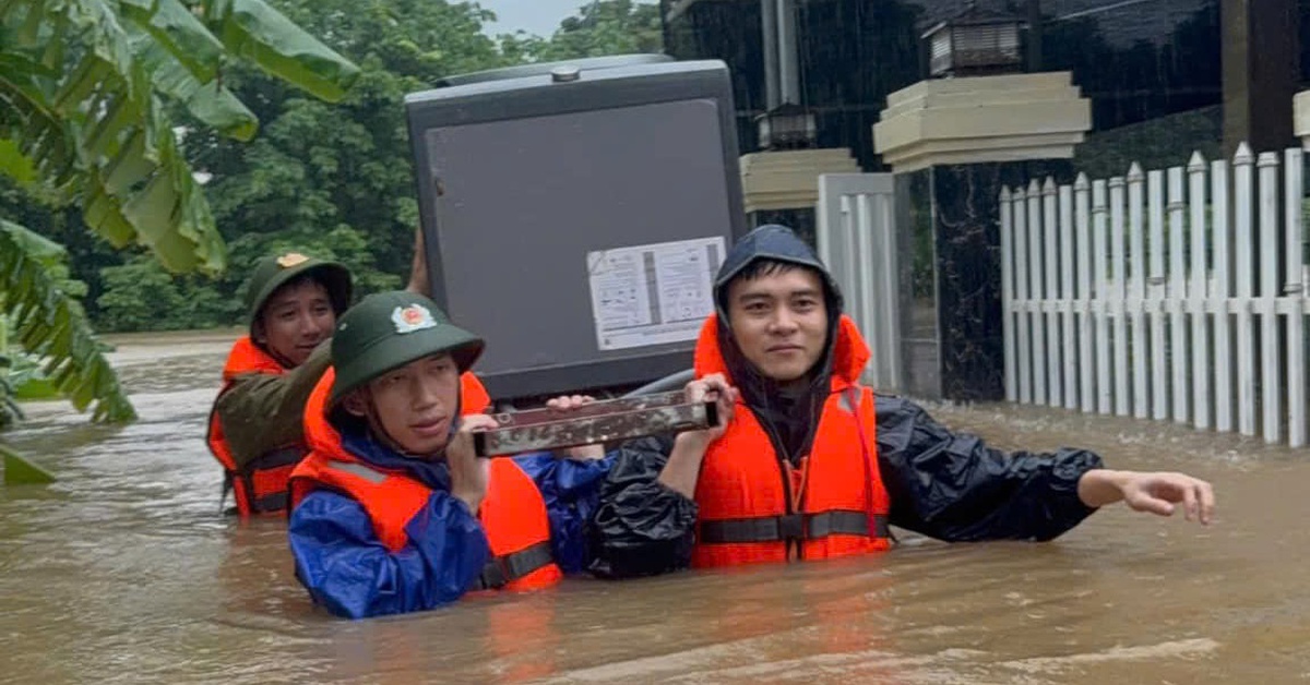 Miền Trung mưa lũ dị thường, 2 người mất tích do lũ cuốn