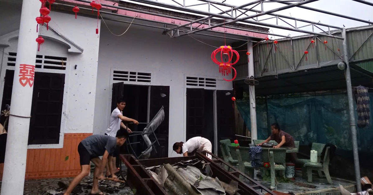 Lốc xoáy bất ngờ, hơn 30 nhà dân bị tốc mái