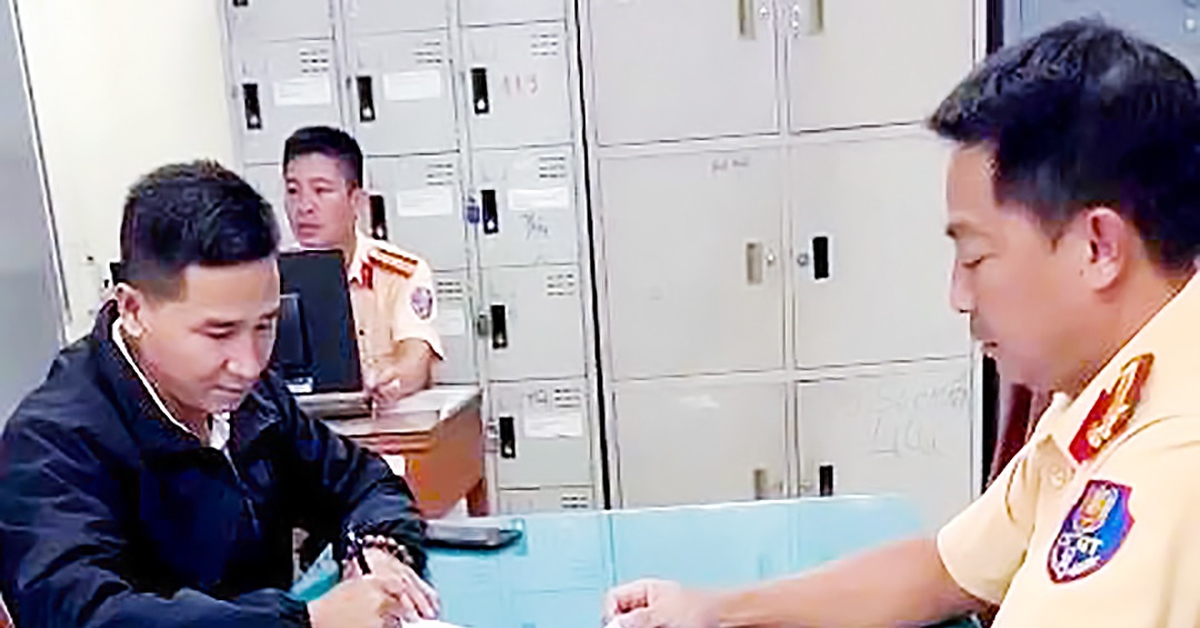 Tài xế xe khách lấn làn xe máy khi các xe khác đang dừng chờ đèn đỏ