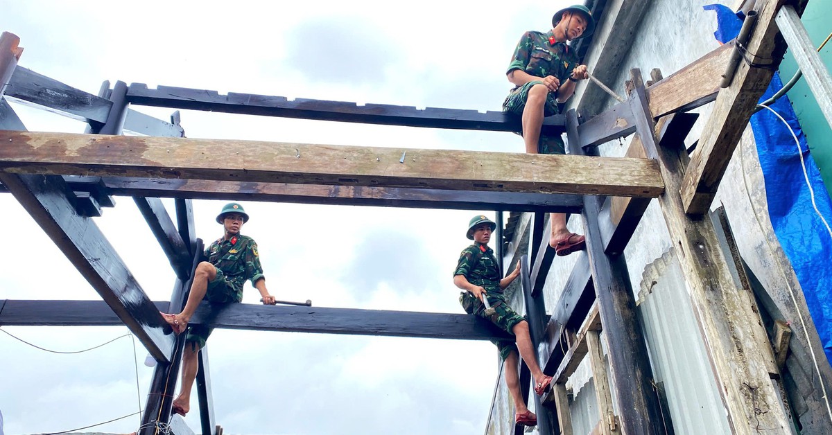 Bộ đội dầm mưa giúp dân khắc phục hậu quả do lốc xoáy gây ra