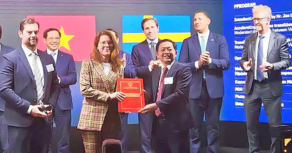 Bí thư Bình Định trao chứng nhận đầu tư dự án 1 tỉ USD cho nhà đầu tư Thụy Điển