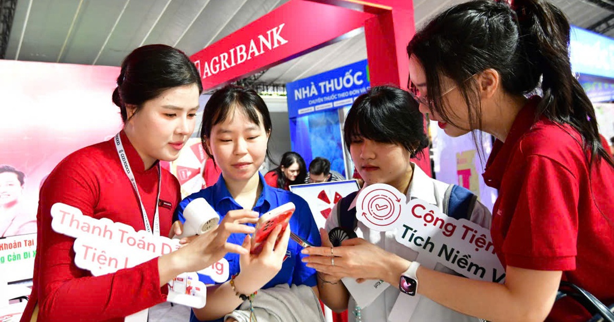 Chen chân 'săn quà' ngày đầu khai hội Không tiền mặt 2025