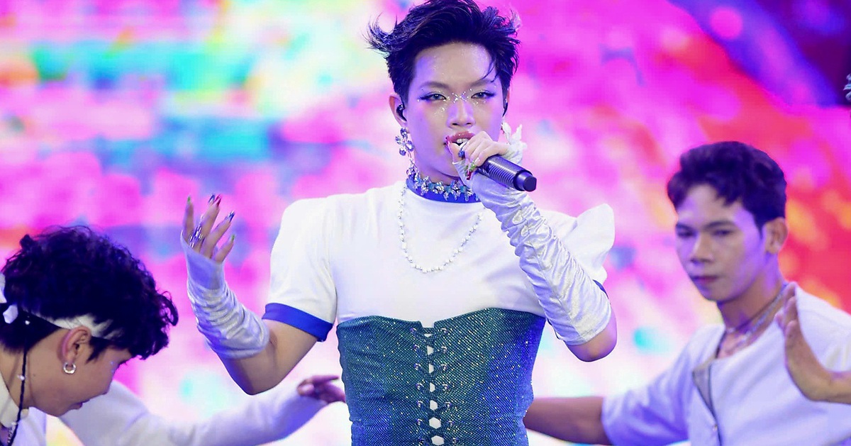 Hàng ngàn khán giả 'cháy' cùng E-Concert với các Anh trai, Em xinh say hi
