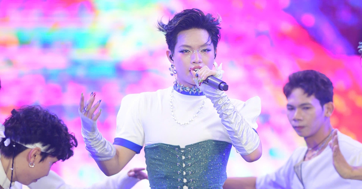 Hàng ngàn khán giả 'cháy' cùng E-Concert với các Anh trai, Em xinh say hi