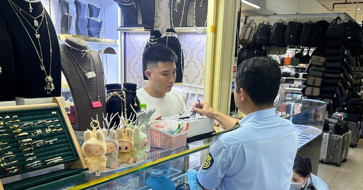 Chống buôn lậu, hàng giả 14-6: Tiếp tục thu giữ 400 sản phẩm nghi hàng giả tại Saigon Square
