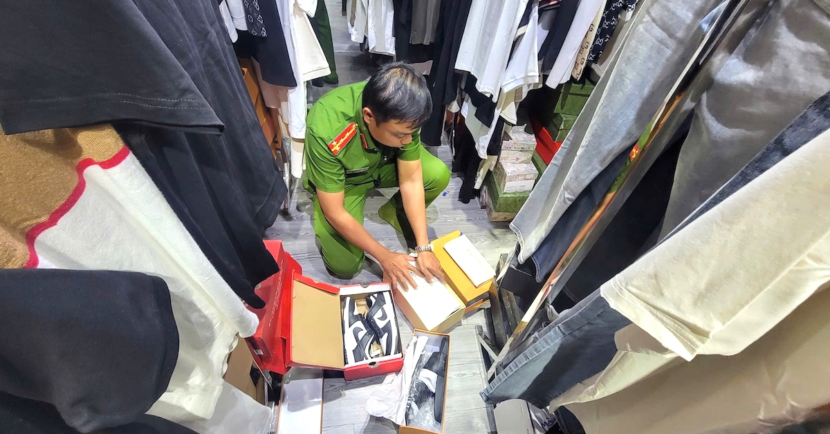 Shop thời trang ở Long An không đăng ký kinh doanh, chứa hơn 4 tấn hàng không giấy tờ