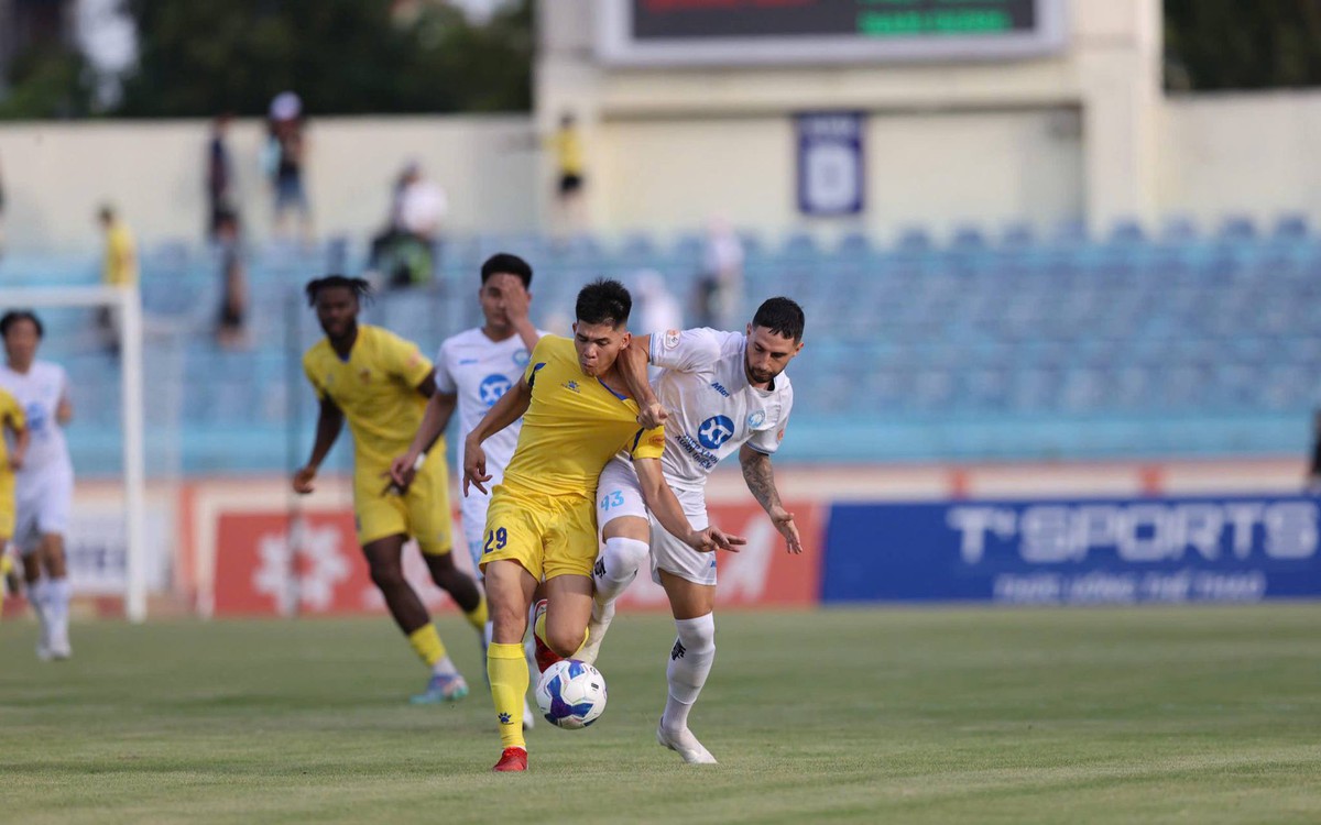 Quảng Nam - Nam Định (hiệp 1)  0-1: Lý Công Hoàng Anh mở tỷ số