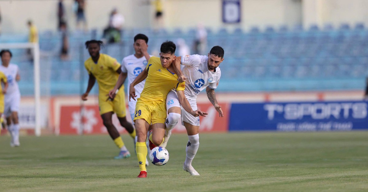 Quảng Nam - Nam Định (hiệp 2) 0-1: Lý Công Hoàng Anh mở tỷ số