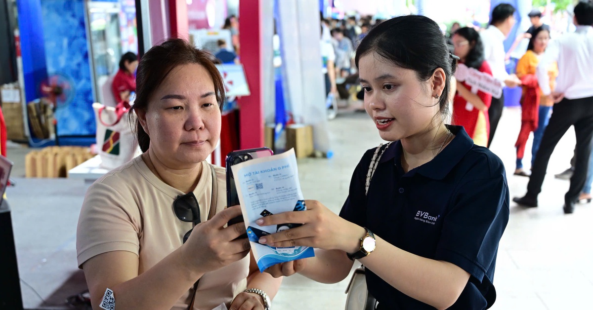 Ngân hàng đón hàng nghìn lượt khách mở tài khoản trong Lễ hội không tiền mặt