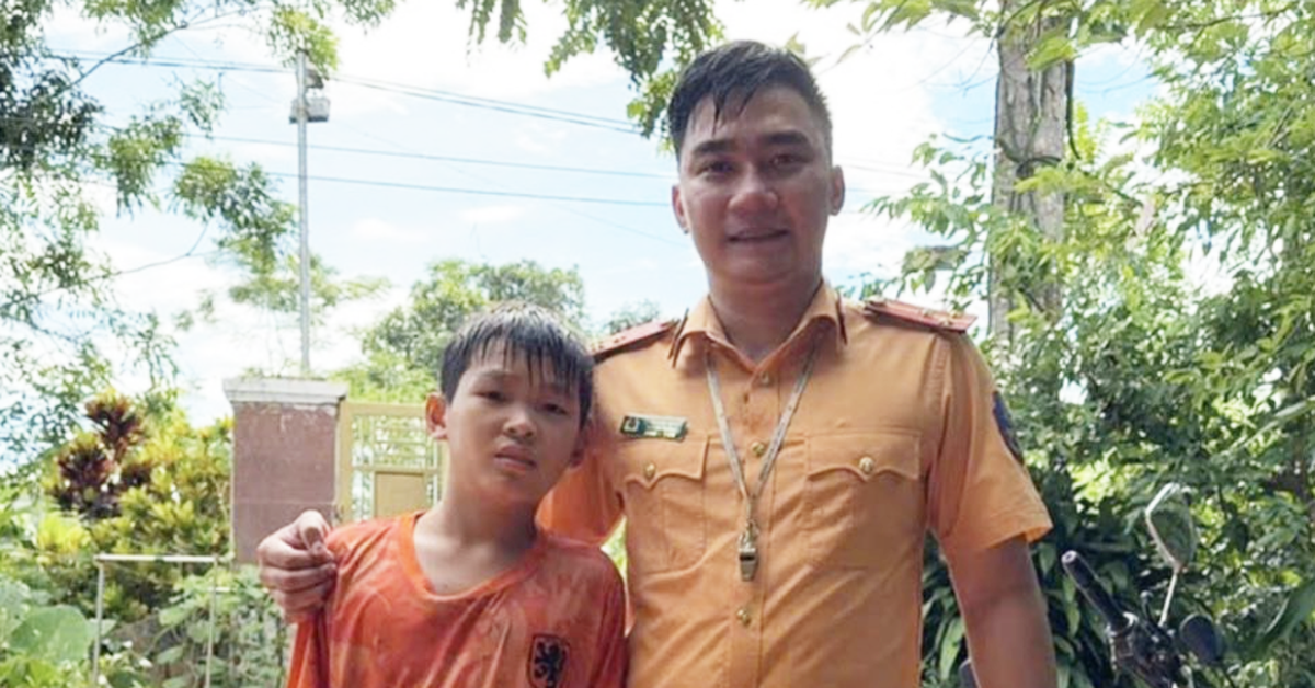 Thượng úy giao thông cứu bé trai giữa dòng nước lũ