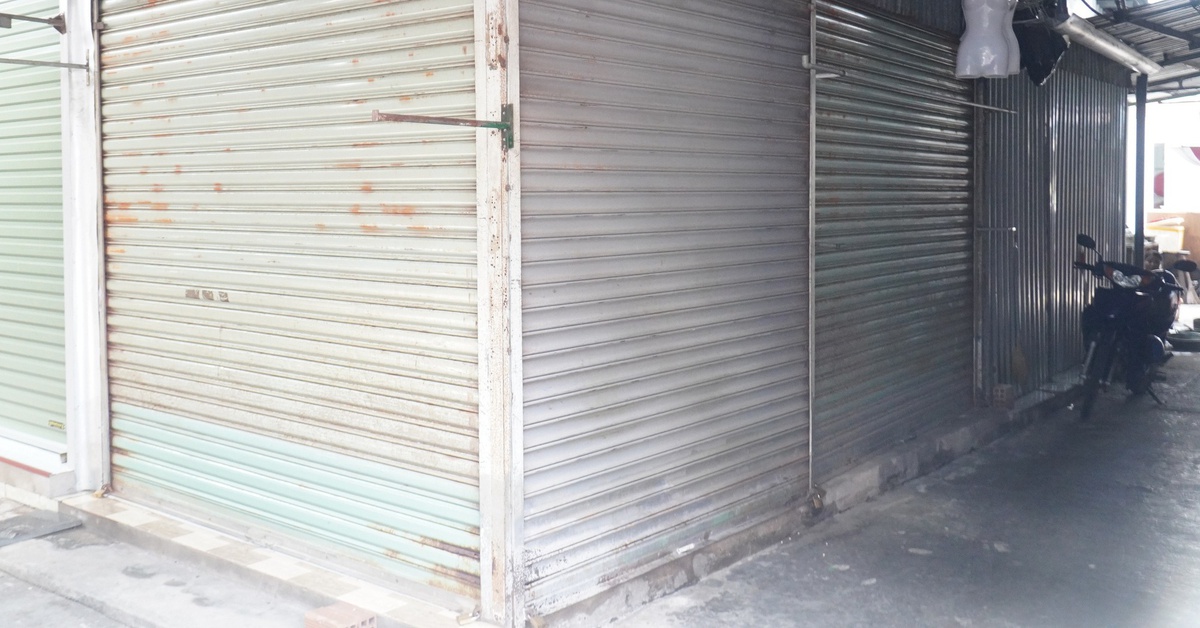 Nhiều tiểu thương chợ trung tâm huyện Đầm Dơi chịu lỗ, đóng cửa hàng vì sợ bị kiểm tra