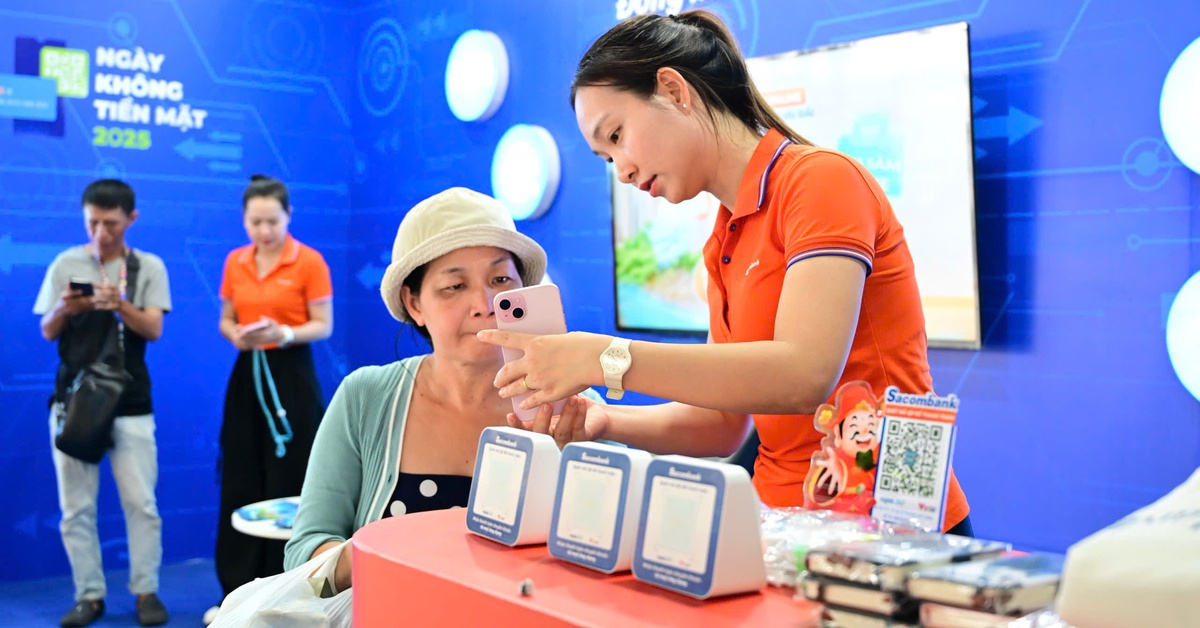 Loa thông báo tiền của Sacombank thu hút tiểu thương tại lễ hội Ting Ting Day 2025