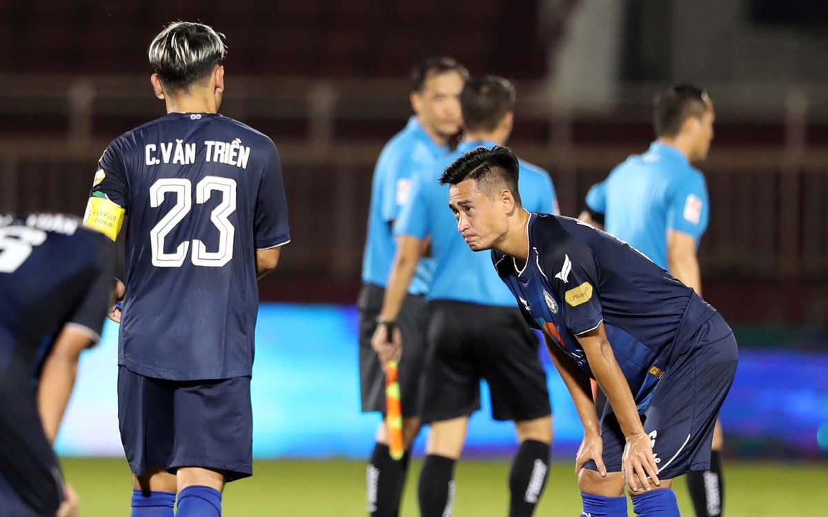 Cầu thủ lẫn ban huấn luyện CLB Bình Định thẫn thờ vì sắp rớt hạng